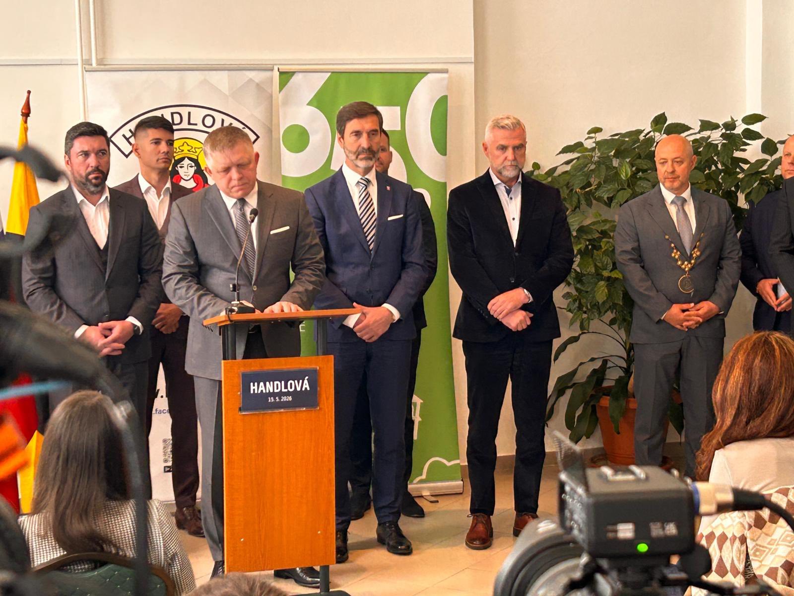 Prípad predajcu langošov z Kvetoslavova, ktorý po kontrole finančnej správy dostal pokutu 1500 eur, vyvolal ostré reakcie aj na najvyšších miestach. Premiér Robert Fico sa postavil na stranu podnikateľa a postup úradov označil za nezmyselný. (foto: FB/Ladislav Hozlár - Viceprimátor Handlovej)