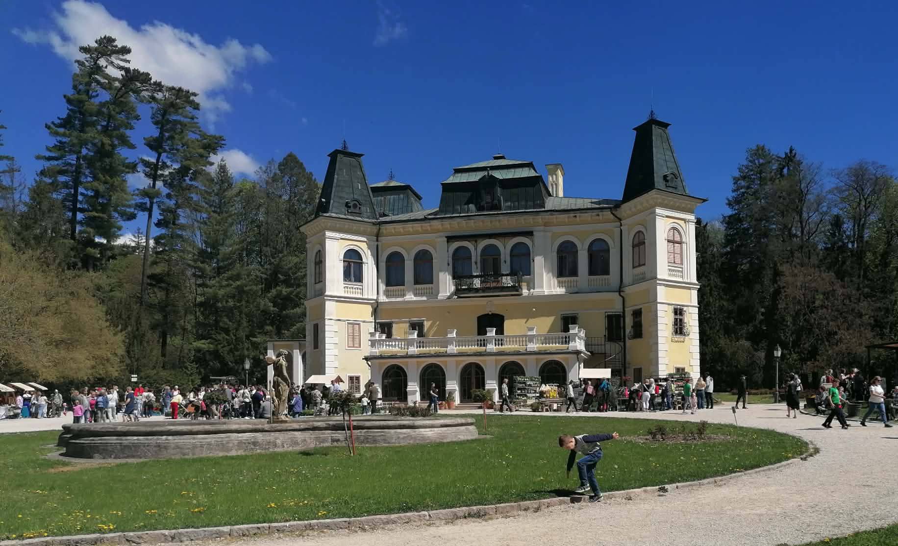 Nečakaný návštevník v Betliari: Do areálu kaštieľa zablúdil medveď