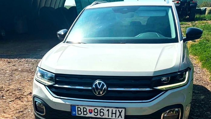 Muž z Bystrice väznil ženu v aute niekoľko dní: Polícia ho zadržala, po aute stále pátra