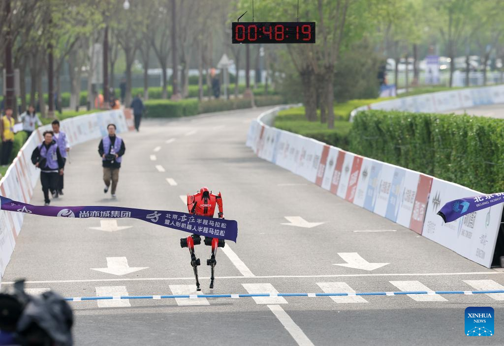 VIDEO 100 tímov a 300 netradičných bežcov: Humanoidné roboty sa pripravujú na polmaratón