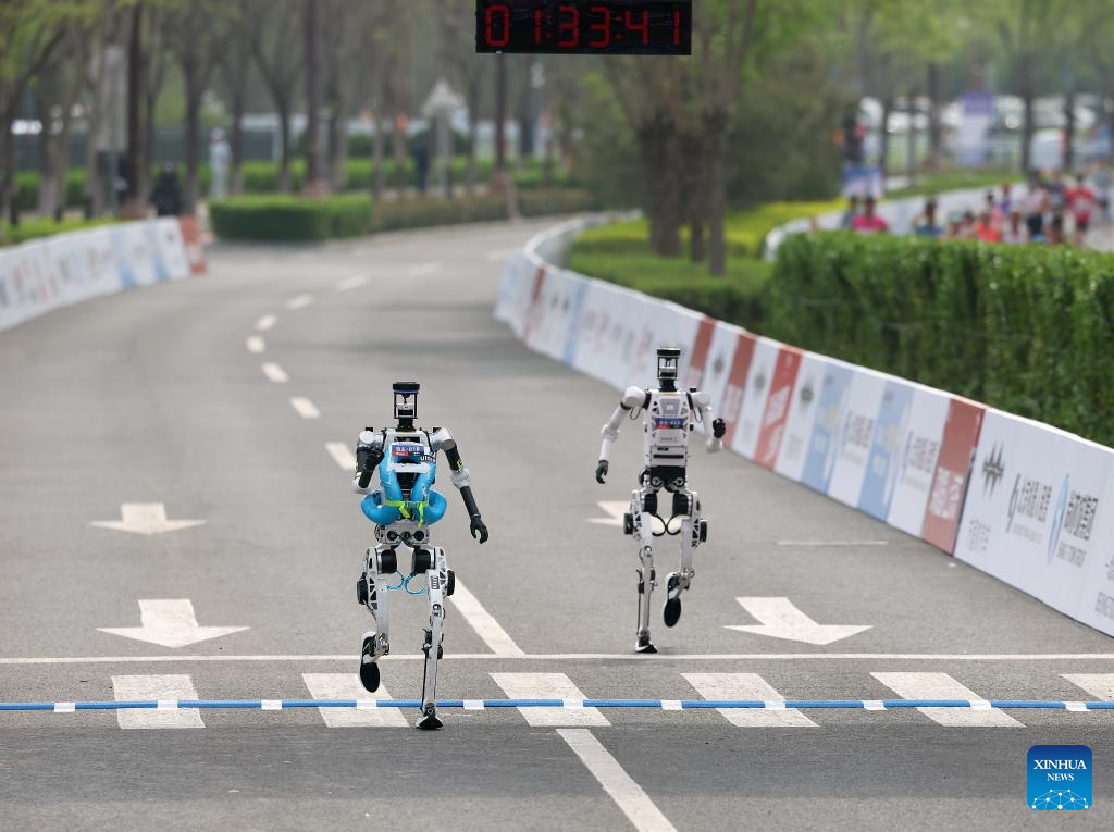 Takto vyzeral predchádzajúci polmaratón humanoidných robotov. (Xinhua)