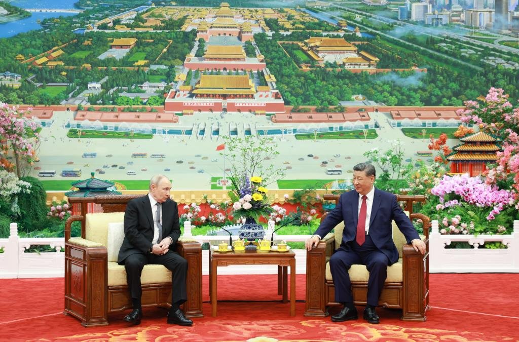 Si Ťin-pching a Vladimir Putin mali v Pekingu neformálne stretnutie pri čaji