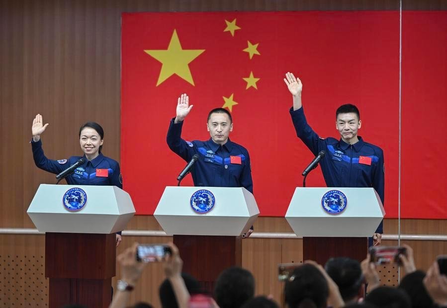 Xinhua Headlines: Čína predstavila posádku misie Šen-čou 23 pre vesmírnu stanicu