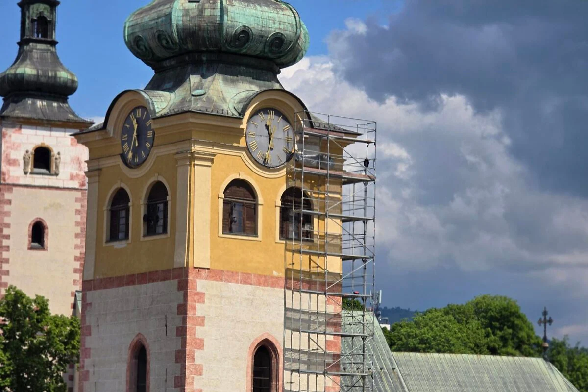 V Banskej Bystrici opravujú Petermanovu vežu, odpadla z nej časť rímsy a jej stav ohrozoval ľudí