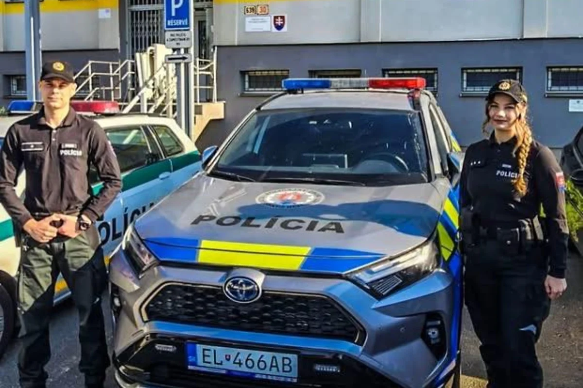 Pomáhať a chrániť: Policajti z Košíc pomohli otcovi s chorou dcérkou (7)