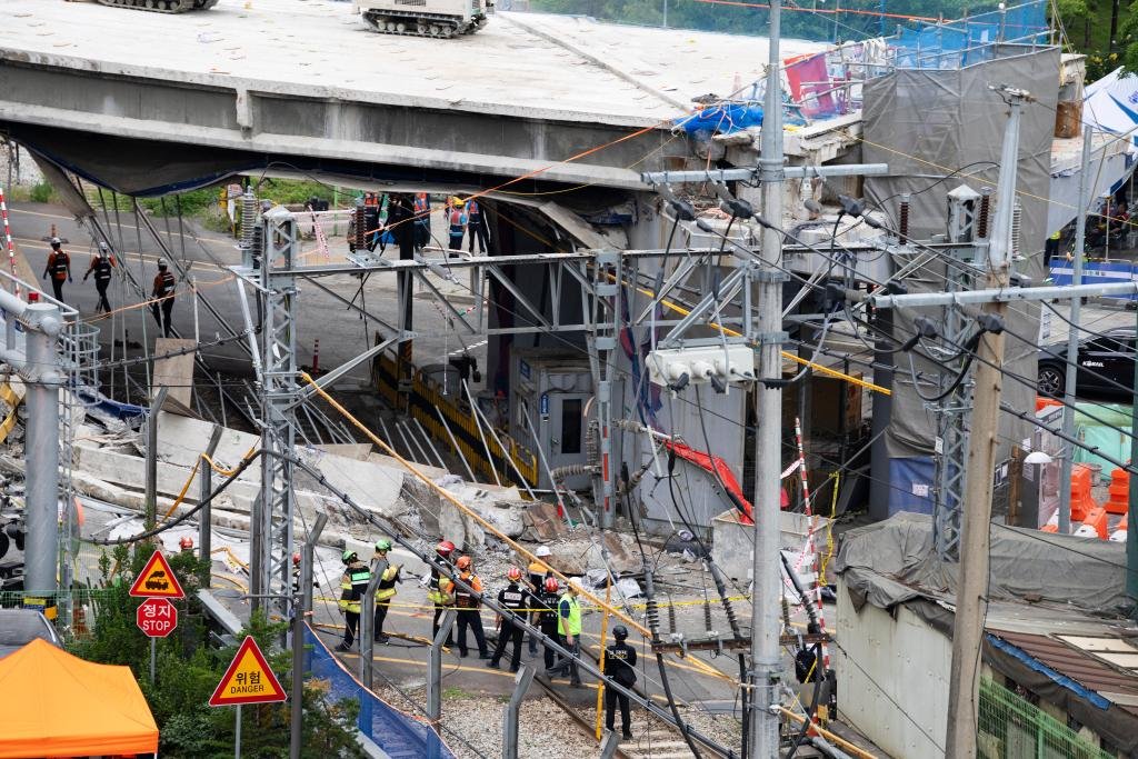 Pri zrútení nadjazdu v Južnej Kórei zomreli traja ľudia, ďalší utrpeli zranenia