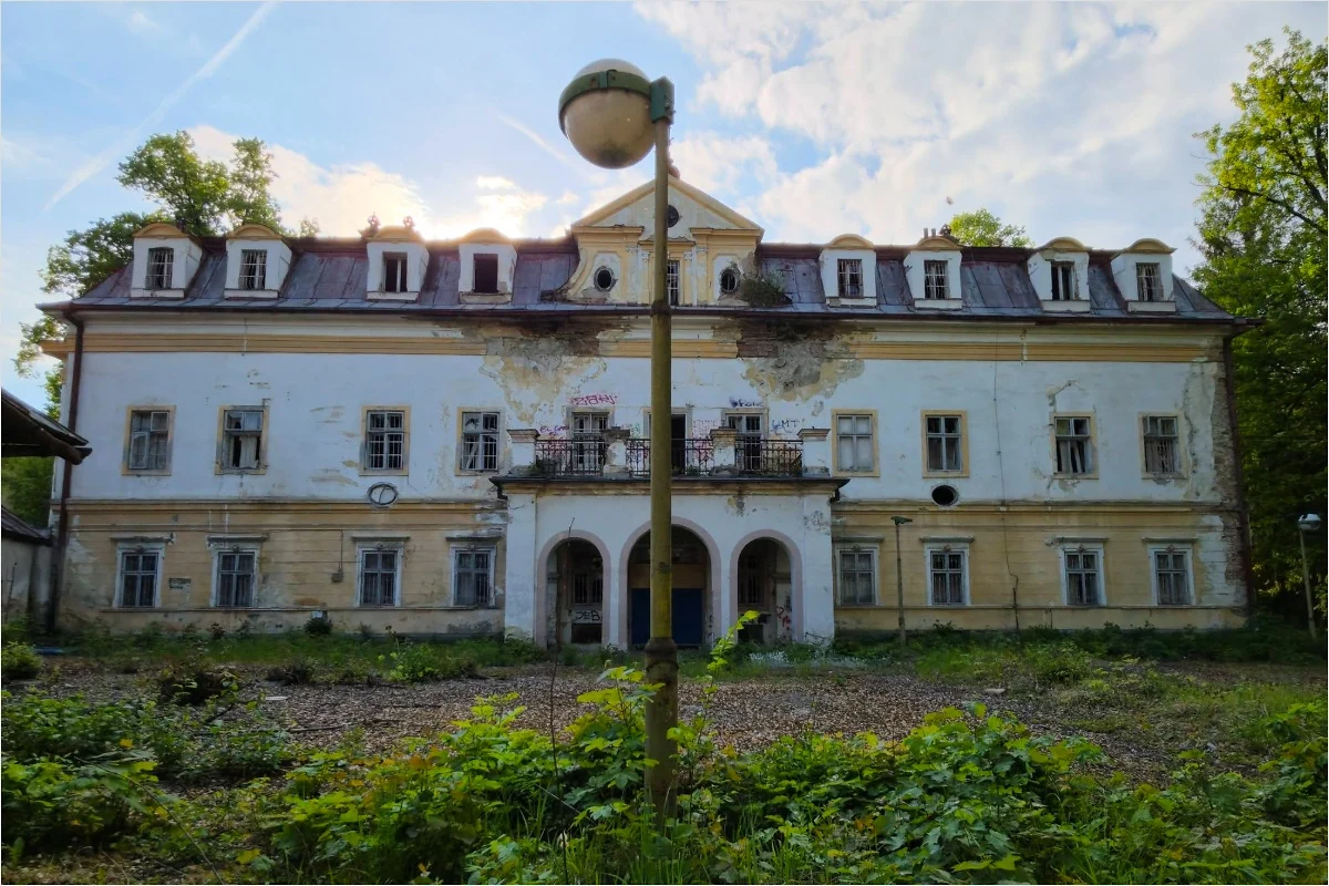 Zo známej psychiatrie v Bytčici ostal chátrajúci areál. Ľudia spomínajú na nemocnicu aj historický park