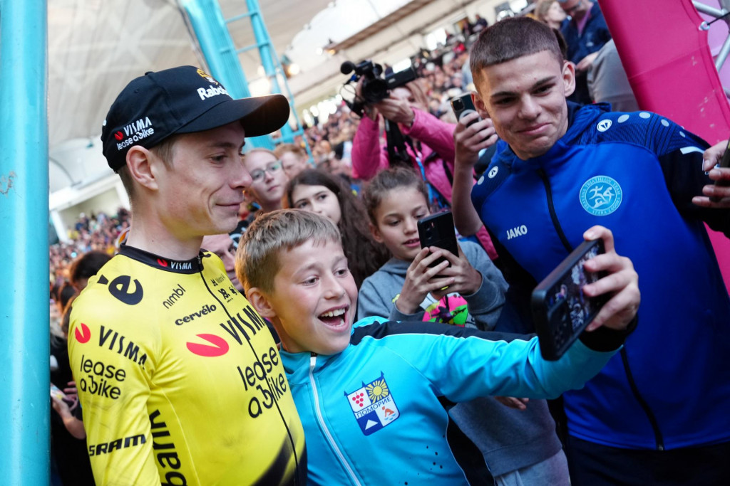 Dánsky cyklista Jonas Vingegaard (vľavo) z tímu Visma-Lease a Bike pózuje s fanúšikmi počas predstavenia tímov pred štartom prestížnych pretekov Giro d‘Italia v bulharskom Burgase