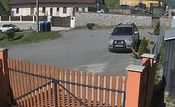 VIDEO: Pri Krupine sa pohyboval medveď. Veľké zviera zrejme naháňalo auto priamo medzi domami