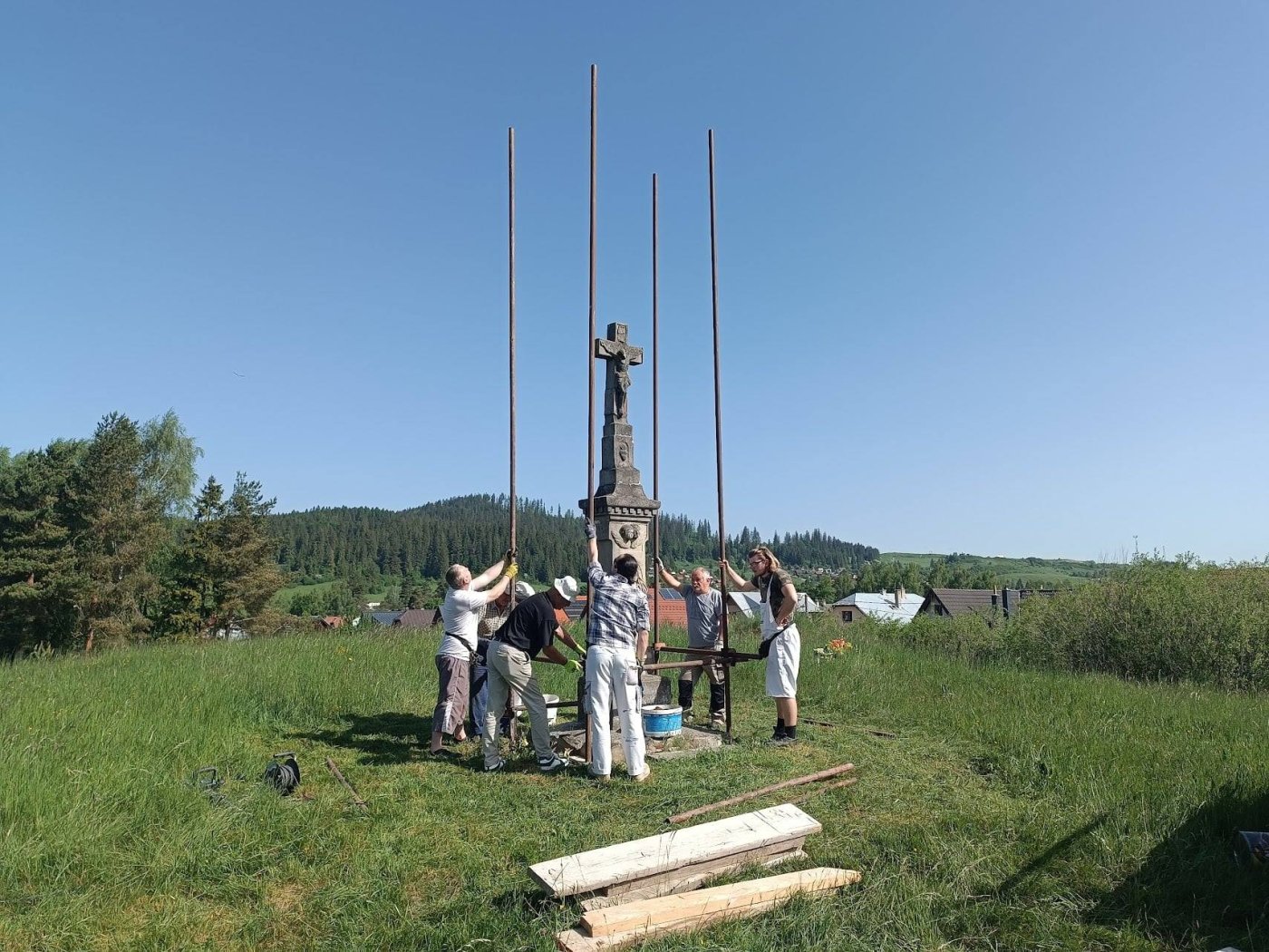 Trstená začala s reštaurovaním historických prícestných krížov