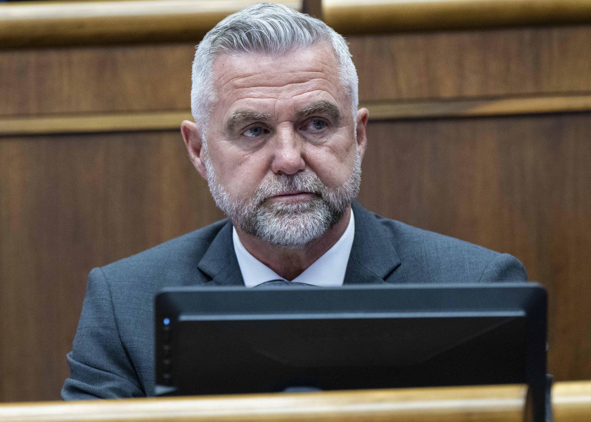 Opozícia chce odvolať Gašpara, mimoriadna schôdza by mala byť v utorok. Fico hovorí o politickom divadle
