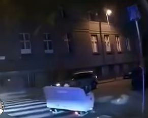 Bizarná situácia. Mladíci sa vozili v uliciach Bratislavy na... Tomu sa ani veriť nedá!