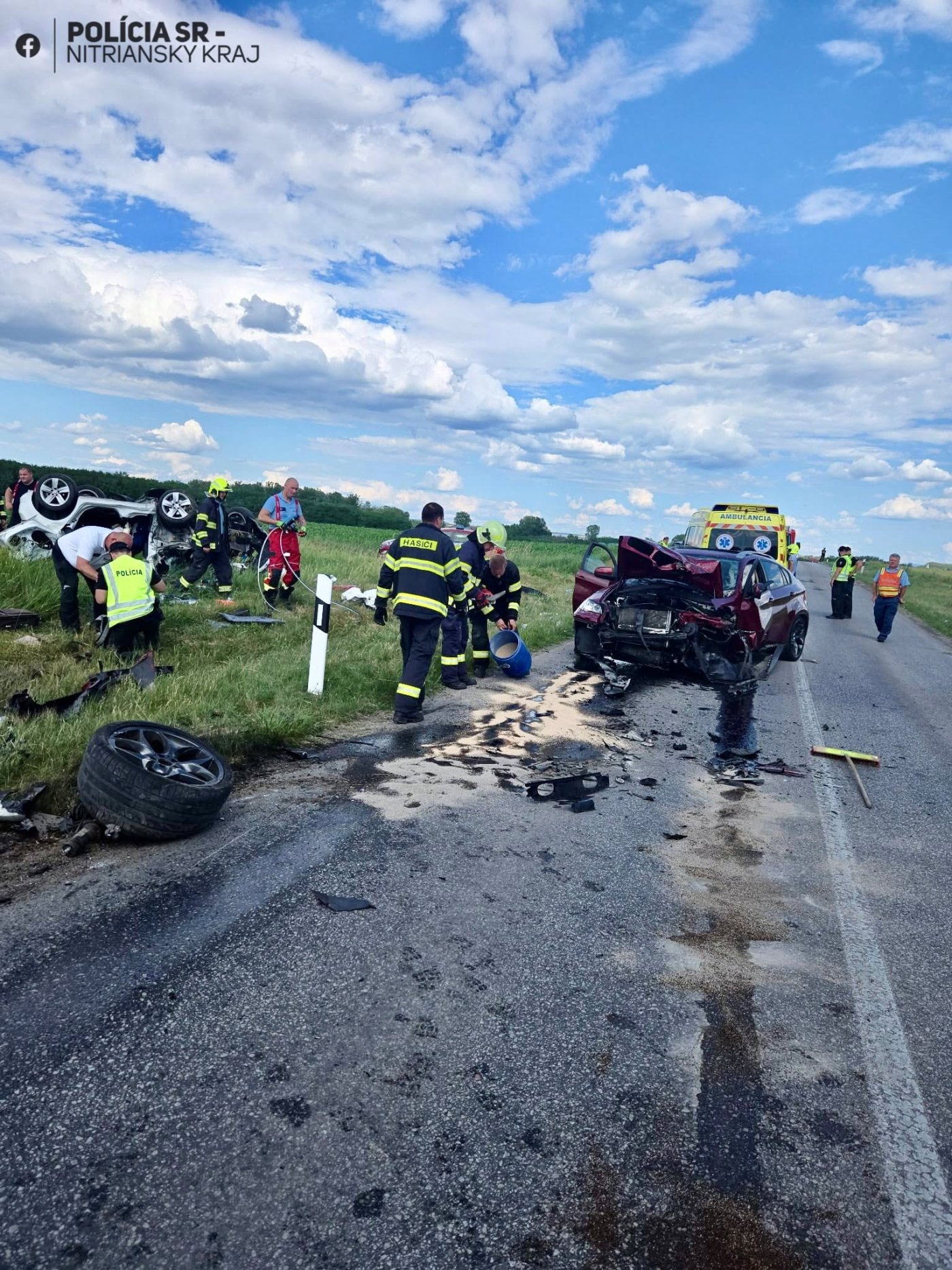 Tragická nedeľa. Dvaja ľudia zomreli pri nehode, žena skončila v nemocnici