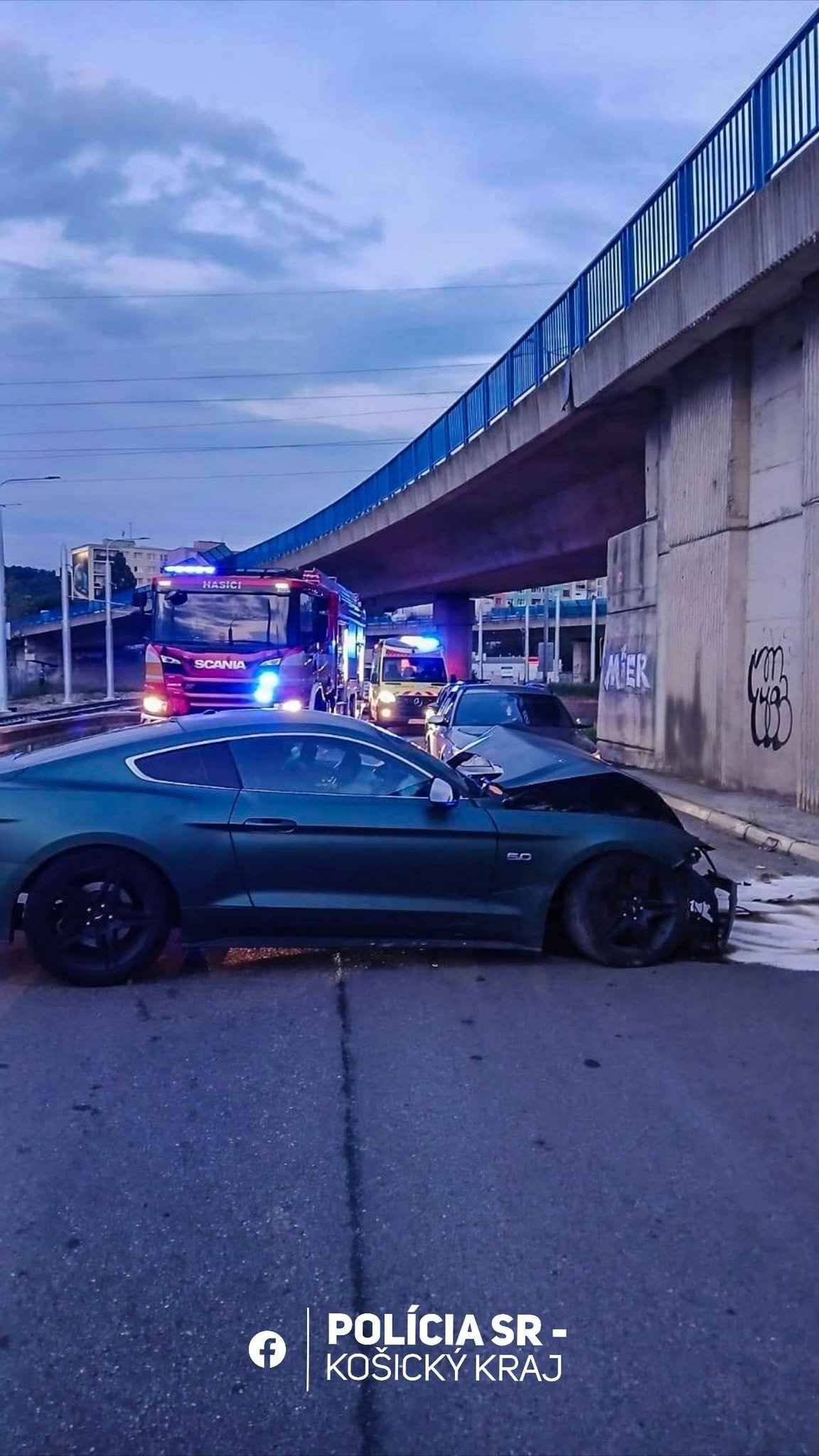 AUTO NARAZILO DO MOSTA: V Košiciach sa zranili dve osoby