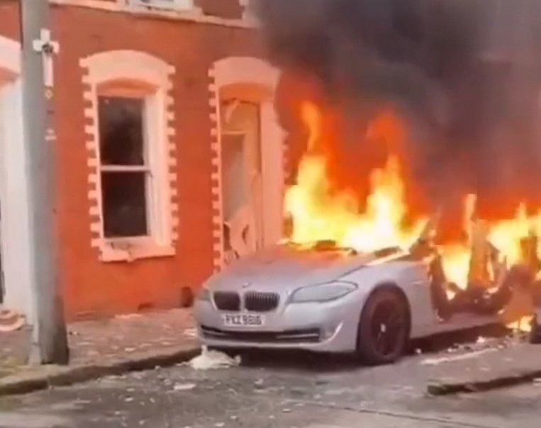 Takto to momentálne vyzerá v Belfaste, domy horia, autá horia, ľudia chodia od domu k domu a hľadajú migrantov. Polícia proti nim tvrdo zasahuje.