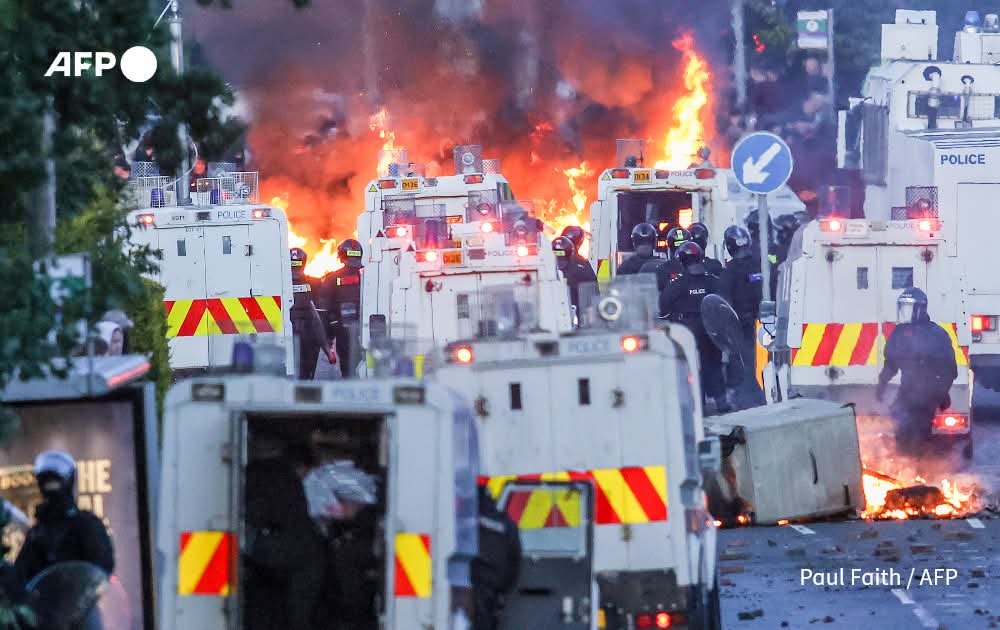 Proti demonštrantom polícia vytiahla vodné delá.