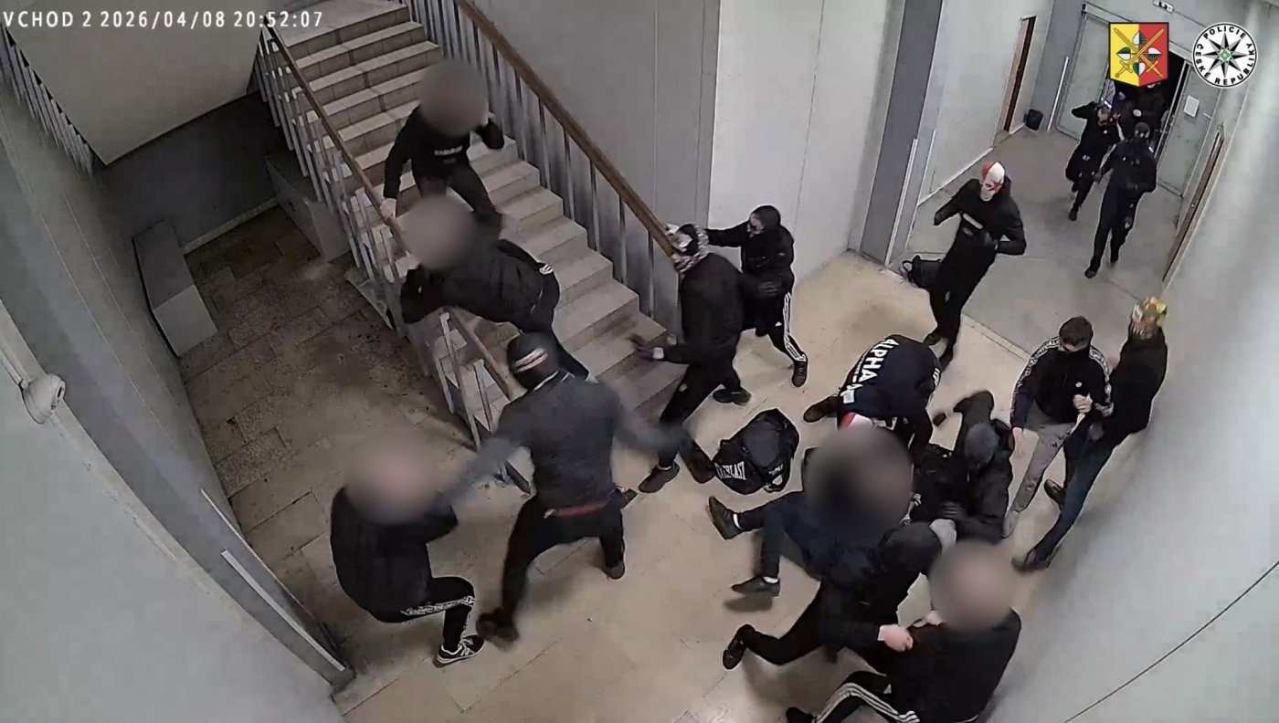 Polícia ČR vyšetruje brutálny útok maskovanej skupiny v Prahe: Traja muži skončili so zlomeninami