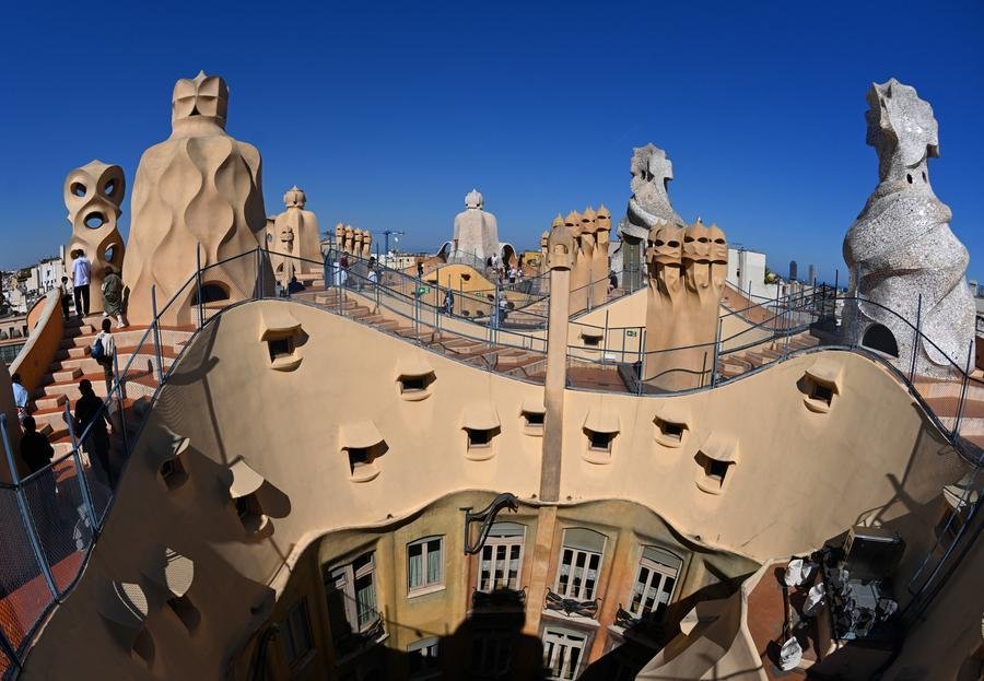 Táto fotografia z 21. mája 2026 zachytáva pohľad na Casa Milà v Barcelone v Španielsku. (Xinhua/Cheng Min)