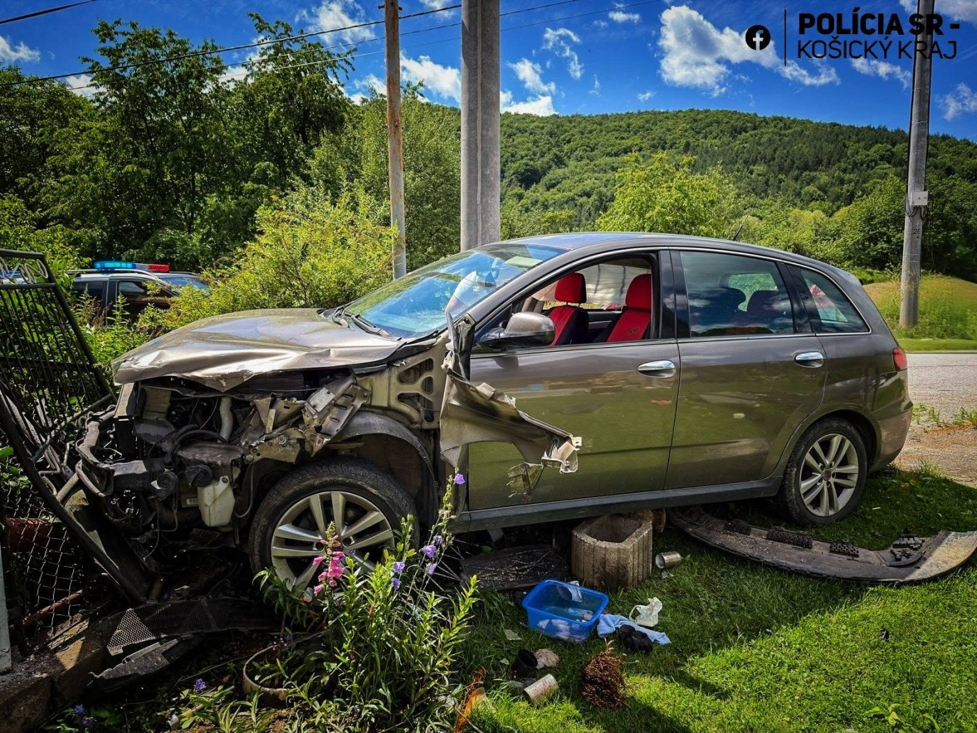 Opitý vodič skončil v záhrade rodinného domu, žena skončila v nemocnici