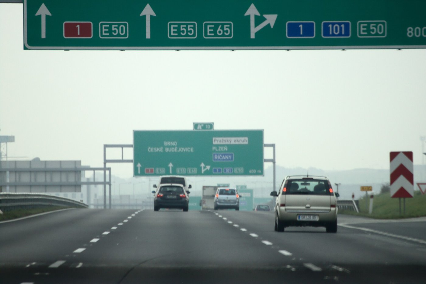 VÁŽNA NEHODA NA D2: Auto skončilo mimo cesty, hlásia zranených