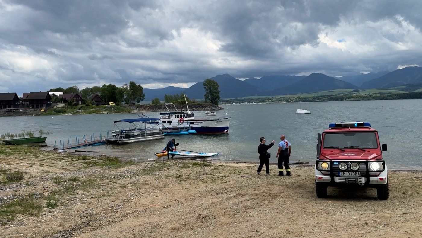 Poplach pri Liptovskej Mare: Paraglajdista skončil vo vode, rozbehla sa rozsiahla záchranná akcia