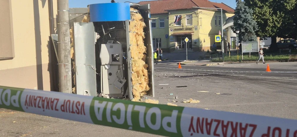 Obyvateľov Oslian v okrese Prievidza v noci na utorok (16. 6.) zobudila silná detonácia. Krátko po druhej hodine ráno došlo k výbuchu bankomatu na miestnom námestí, pričom na mieste zostali rozsiahle škody a množstvo trosiek.