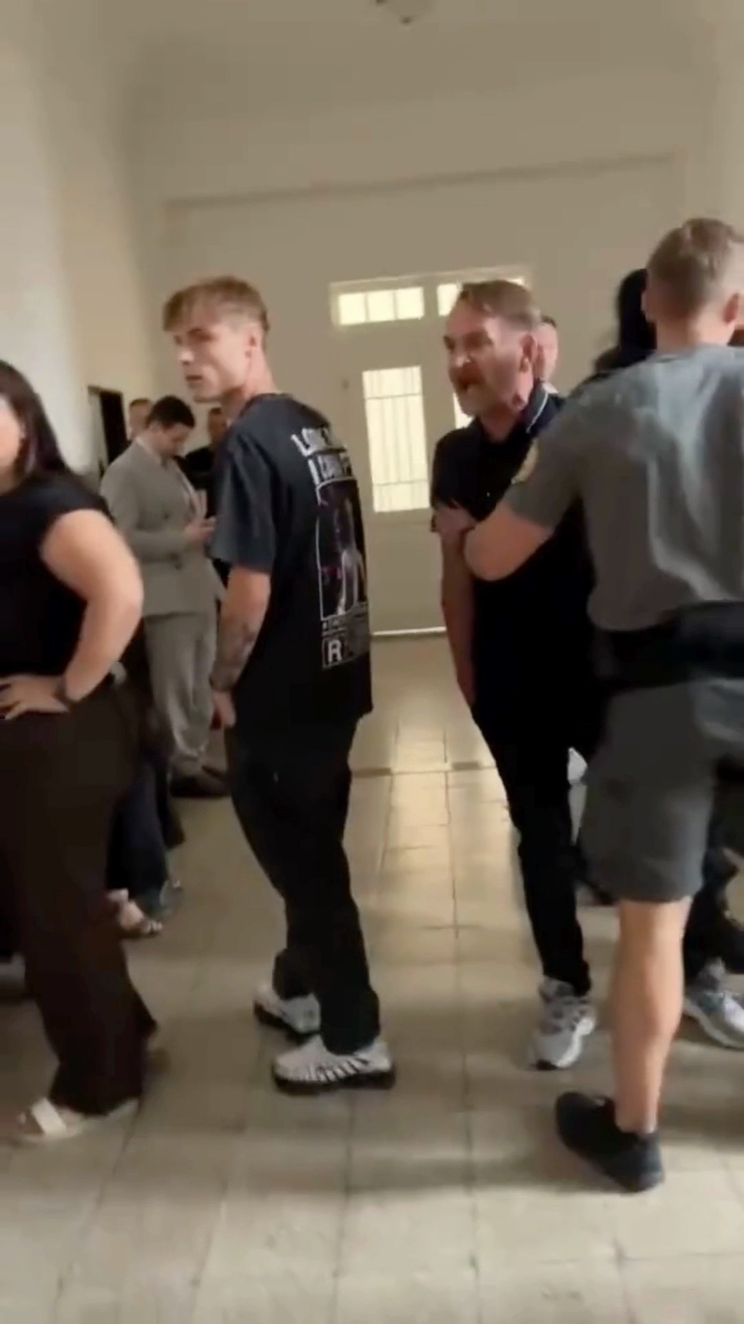 VIDEO Peklo na súde s vrahom tehotnej Karin (†20): Hrubé nadávky a zásah ochranky!