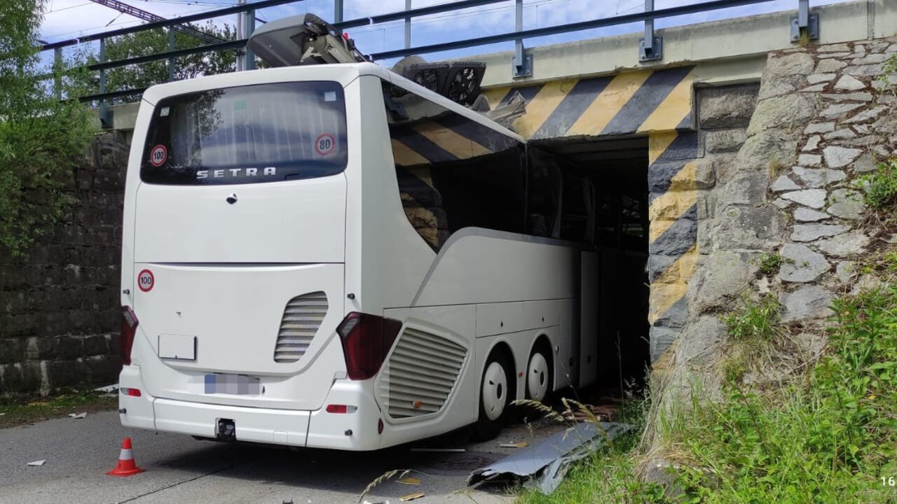 Autobus s turistami uviazol pod viaduktom v Česku, štyria ľudia sa zranili