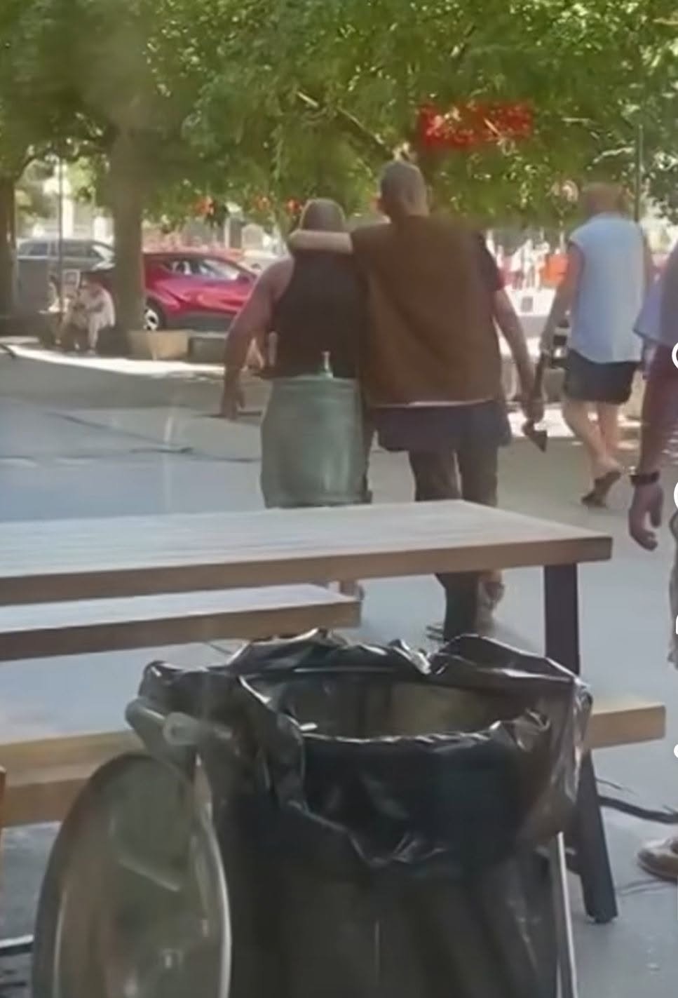 Sekerou zaútočil v centre Bratislavy, zranil známeho. Polícia muža zadržala na Poštovej ulici