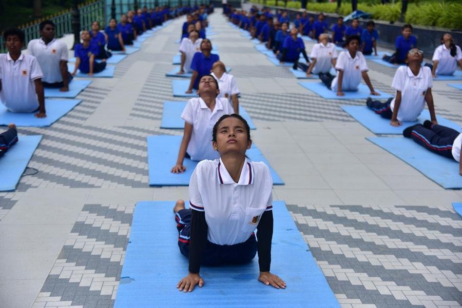 Študenti cvičia jogu pred Medzinárodným dňom jogy v okrese Nagaon v severovýchodnom indickom štáte Assam, 20. júna 2026. (Str/Xinhua)