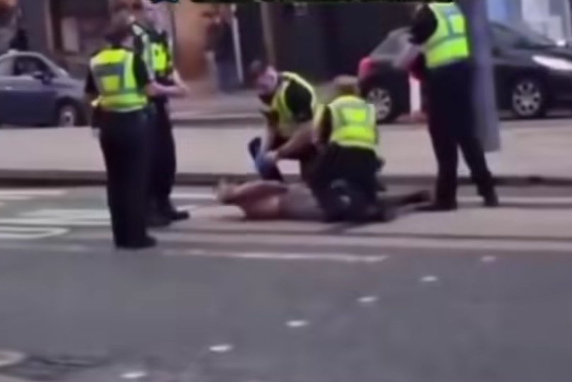 VIDEO Škót sa vrhol medzi moslimov a piatich pobodal. Kričal, že pred nimi chráni dcéry