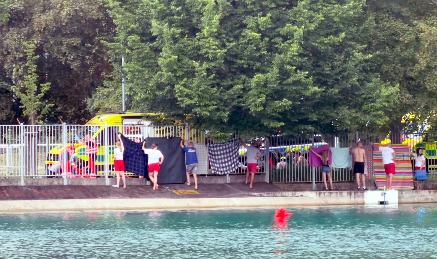 Hromadná nehoda parašutistov. Po náhlom zhoršení počasia popadali na zem!