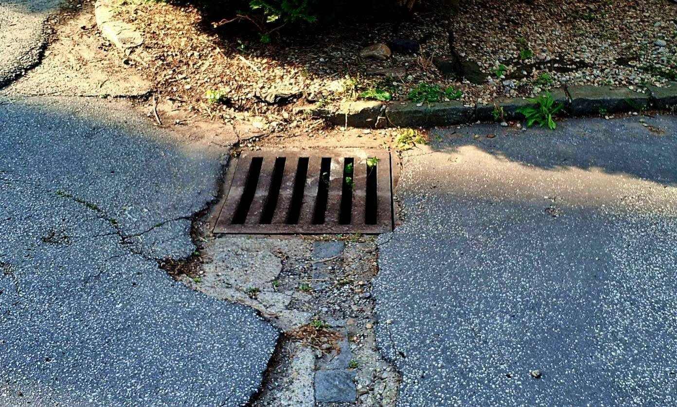 Veľká záchranná akcia v Trnave. Pozrite, koho hasiči zachránili z kanalizačnej šachty