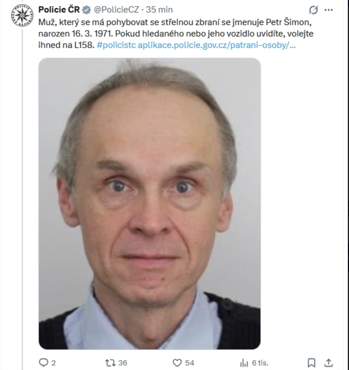 Česká polícia od rána rozsiahlo pátra po 55-ročnom mužovi, ktorý bol spozorovaný so strelnou zbraňou v okolí učilišťa v Čelákovciach pri Prahe. Podľa dostupných informácií ide o muža v zlom psychickom stave, ktorý sa pohybuje na úteku a polícia zverejnila aj jeho fotografiu.