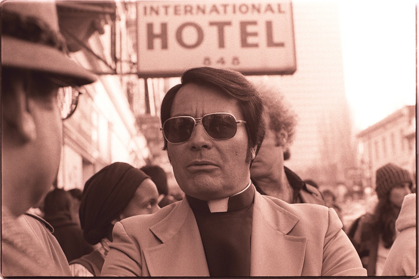 Od roku 1971 začal Jim Jones neustále nosiť tmavé slnečné okuliare vo dne i v noci, aby pred veriacimi zakryl svoje ťažké stavy z nadmerného užívania drog. (Wikipedia)