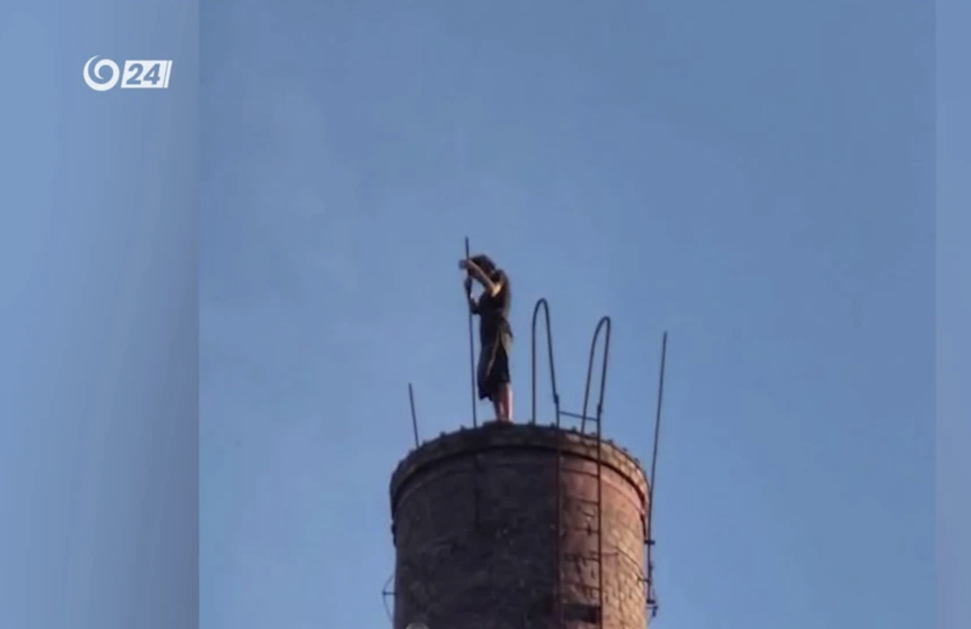 Opitý mladík liezol na komín pri Banskej Bystrici. Na vrchu si robil videá, zadržala ho polícia