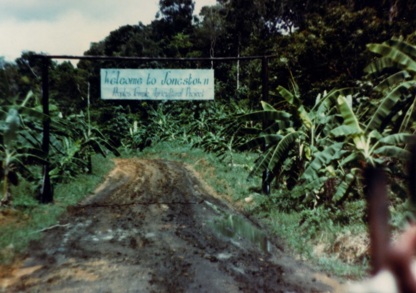 Vstup do komunity Jonestown v Guyane. (Wikipedia)