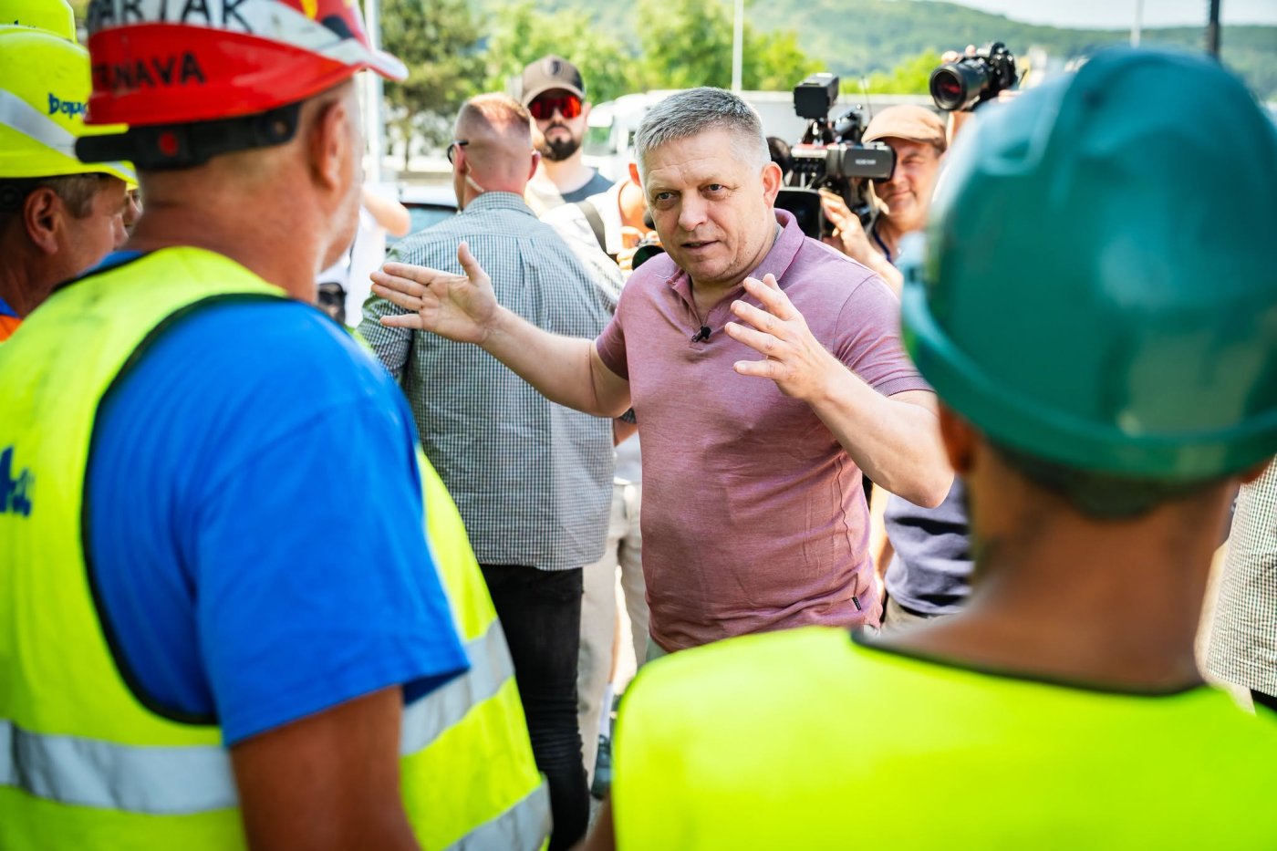 Fico vyjadril podporu robotníkom v extrémnych horúčavách: Na stavbu priniesol aj nápoje a ovocie