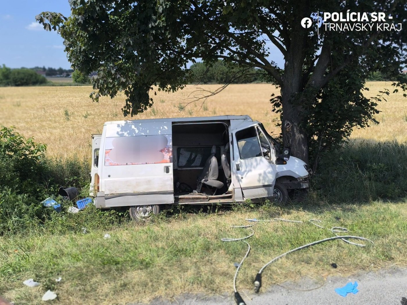 Vážna nehoda na Záhorí: Dodávka narazila do stromu, zranilo sa šesť ľudí vrátane dieťaťa