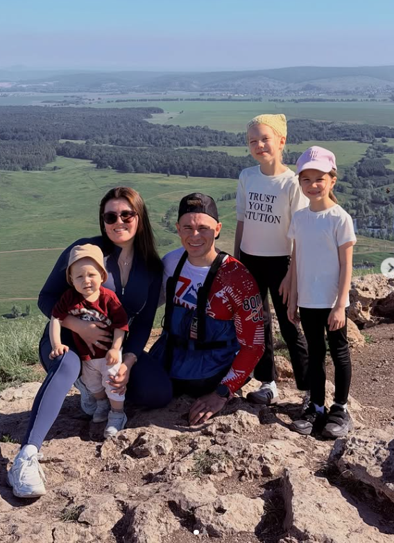 Rus Rustam Nabijev ako prvý človek na svete vyliezol na vrchol Mount Everestu iba za pomoci rúk.