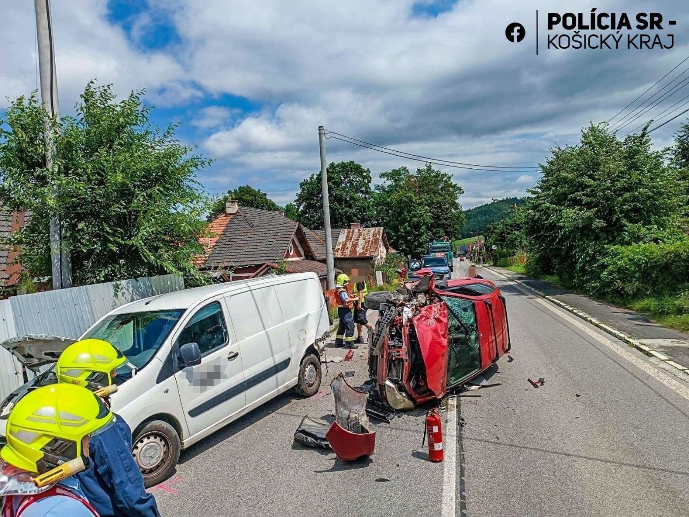 Zrážka dvoch áut v Krompachoch: Jedno skončilo na boku, zranili sa štyria ľudia