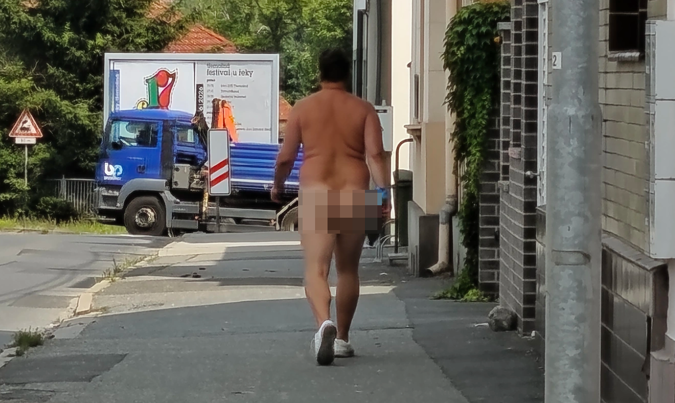 Chlap sa vybral na špacírku do mesta. Zabudol si však oblečenie. Takýchto exotov bolo viac