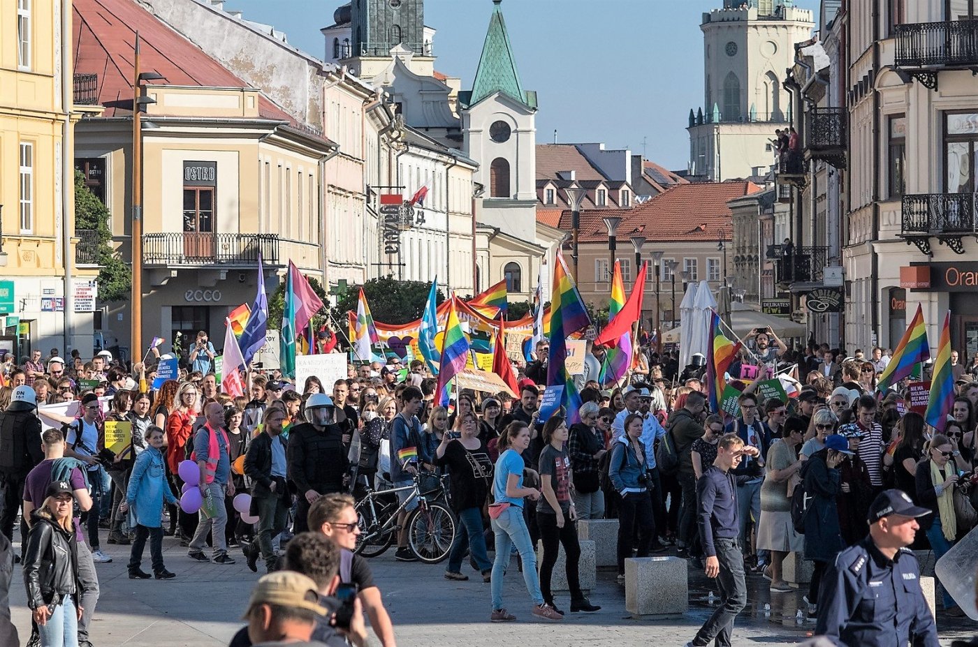 Foto: Marsz Równości w Lublinie from Poland, Lublin / Wikimedia Commons, CC BY 2.0 · https://commons.wikimedia.org/wiki/File:02018_Marsz_R%C3%B3wno%C5%9Bci_2018(1)_w_Lublinie.jpg