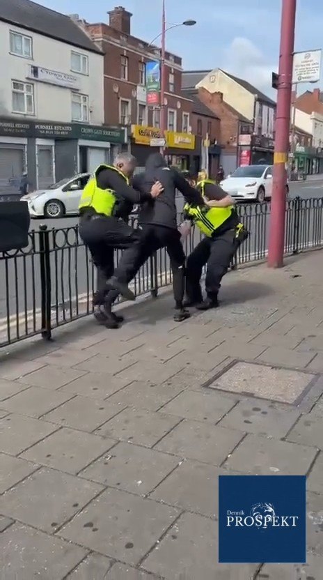 Video ukazuje ako si dvaja policajti na Soho Road v Handsworthe v Birminghame nedokážu poradiť s jedným nespratníkom. Zábery obleteli svet a muži zákona si vyslúžili poriadnu hanbu.