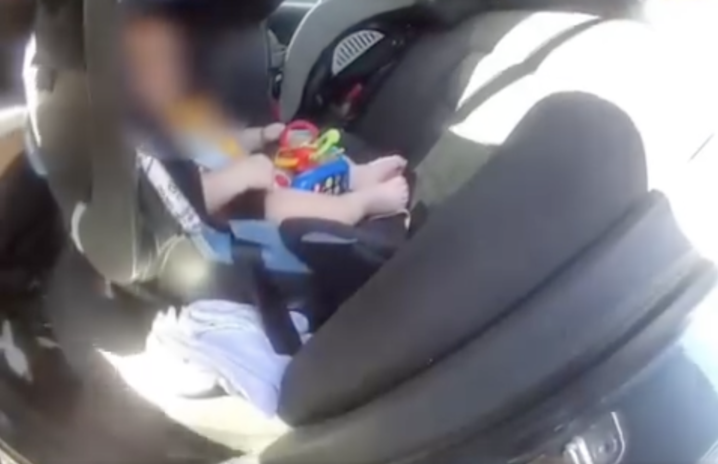 VIDEO Policajti zachraňovali polročné bábätko z uzamknutého auta
