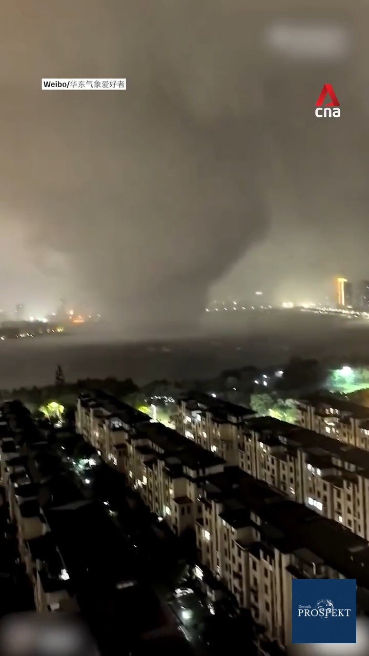 Najmenej 11 ľudí bolo zabitých a jeden zostáva nezvestný po tom, ako dve tornáda v pondelok 6. júla zasiahli východnú Čínu. Extrémny vietor o rýchlosti až 149 kilometrov za hodinu nivočil krajinu, prevrcal autá, stŕhal strechy z budov a zanechal za sebou spúšť naprieč mestami Huangshi, Huanggang, Ezhou a Xianning. Odborníci na počasie pritom zdôraznili, že tornáda sú v Hubei mimoriadne vzácne.