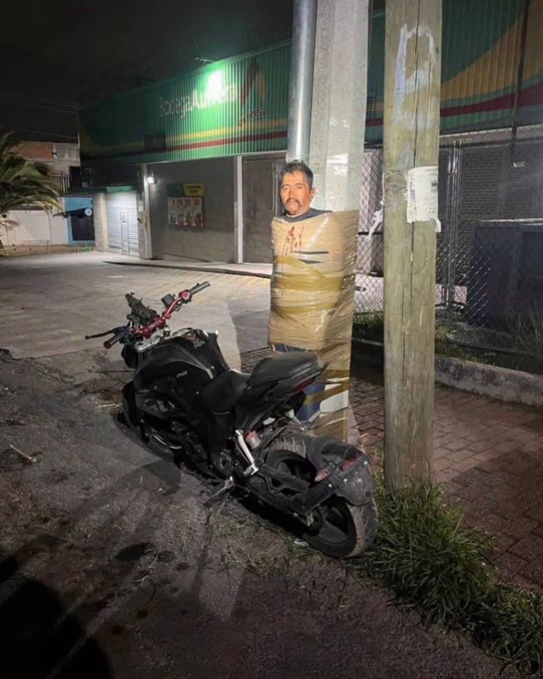 Mexický Batman vyráža do terénu v noci, vyhliadne si podozrivých zlodejov motoriek a potom ich priviaže k stĺpu, často i s kradnutou motorkou.
