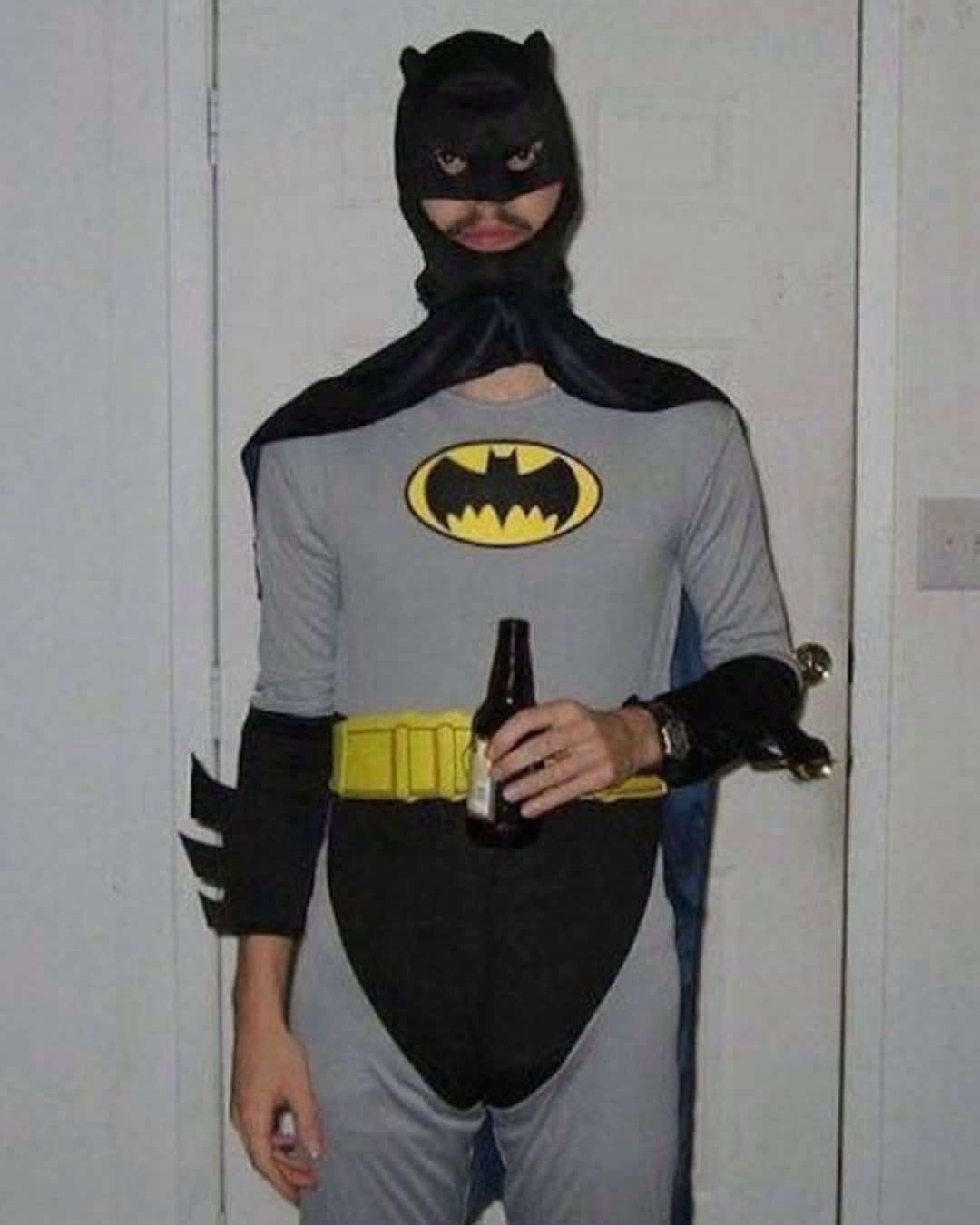 Mexický Batman vyráža do terénu v noci, vyhliadne si podozrivých zlodejov motoriek a potom ich priviaže k stĺpu, často i s kradnutou motorkou.