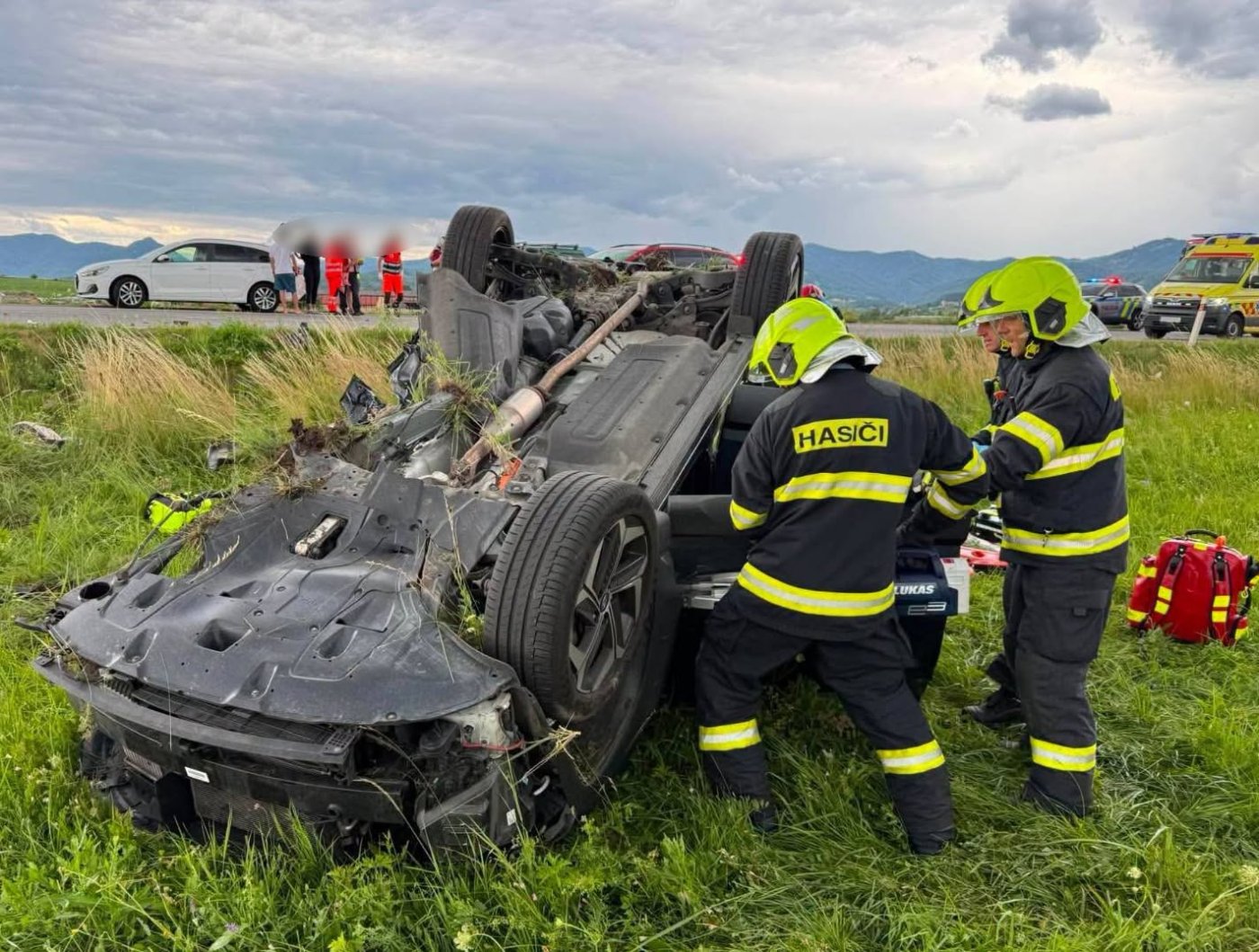 Hromadná nehoda pri Martine uzavrela cestu I/65: Zrazili sa štyri autá