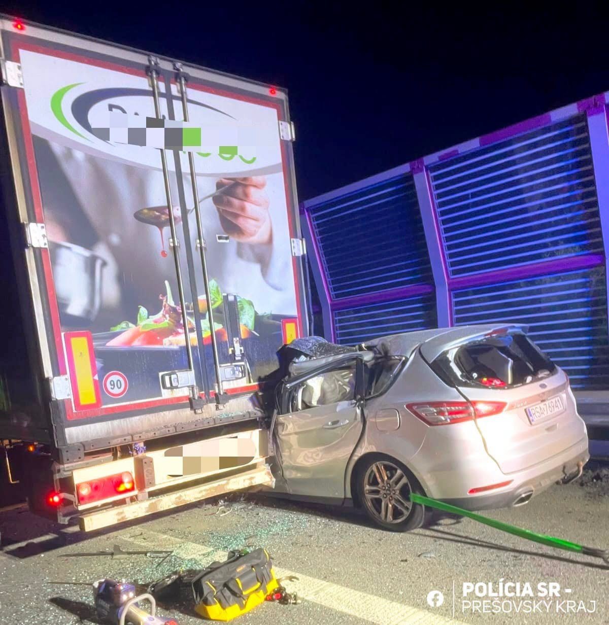 Tragická nehoda na D1 pri Prešove. Auto narazilo do kamióna, vodič zomrel na mieste